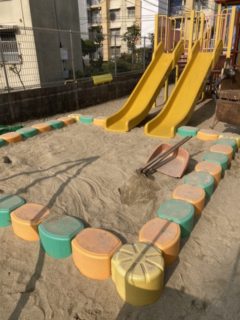福岡市　幼稚園の砂場　砂の入れ替え